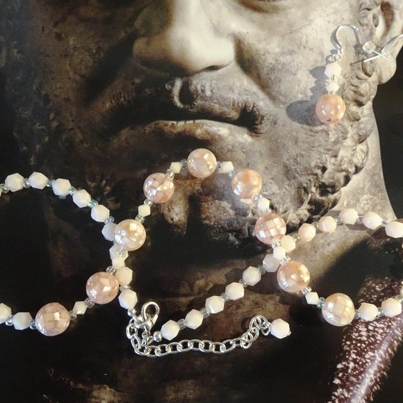 Handmade necklace/earring set in faceted pink with silver-plated findings - Picture 4 of 7